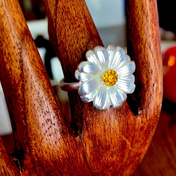 Jewelry - a silver flower ring in size 8